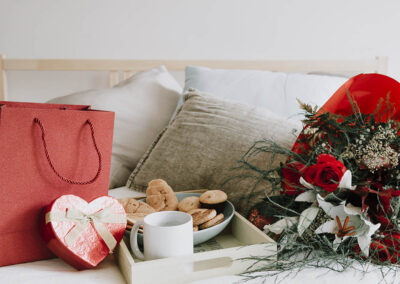 Decorare la casa per un perfetto San Valentino con luci e colori